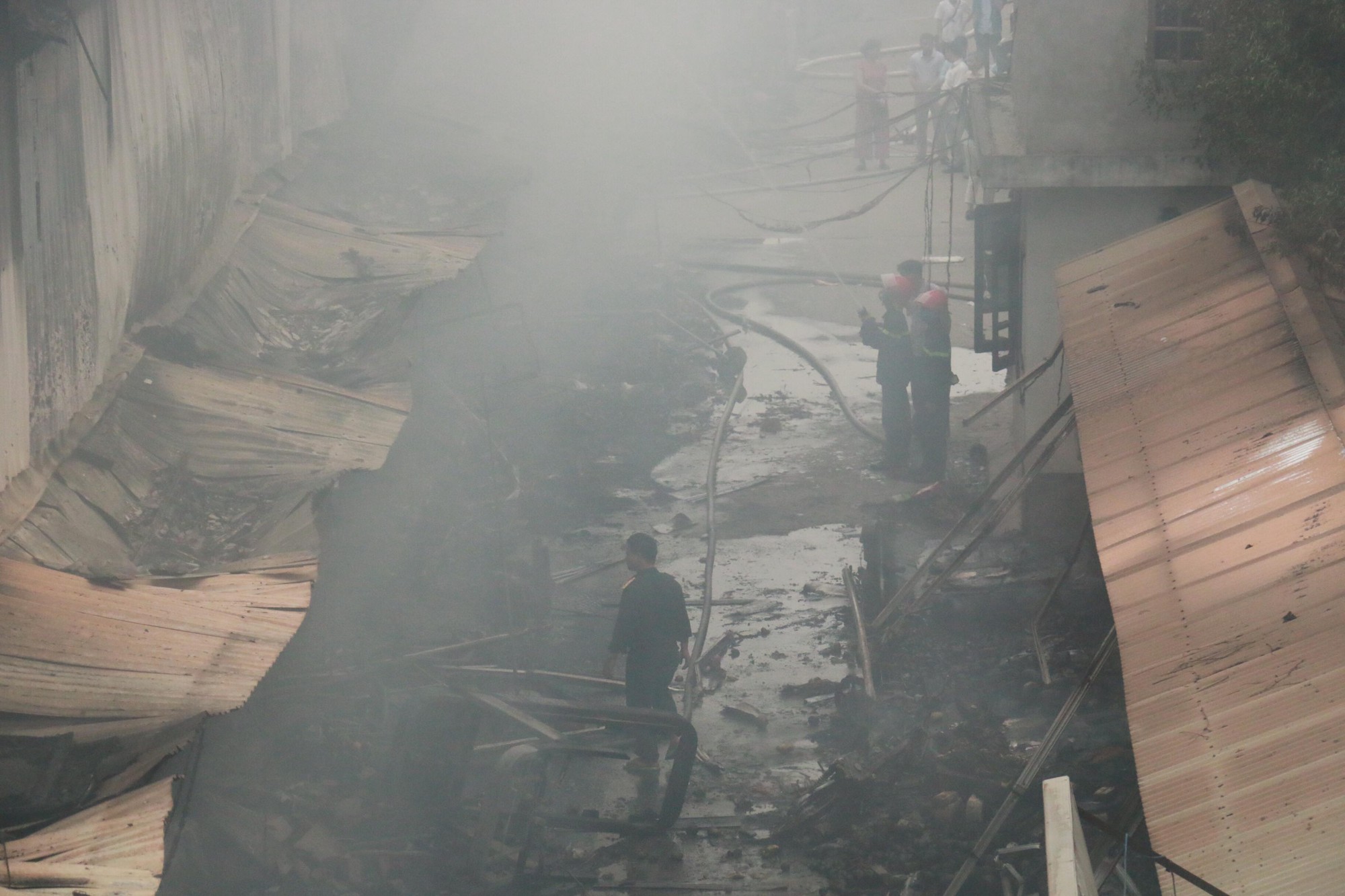 Hà Nội: Chợ Quang bốc cháy dữ dội giữa trưa, tiểu thương khóc nức nở khi nhiều gian hàng bị thiêu rụi